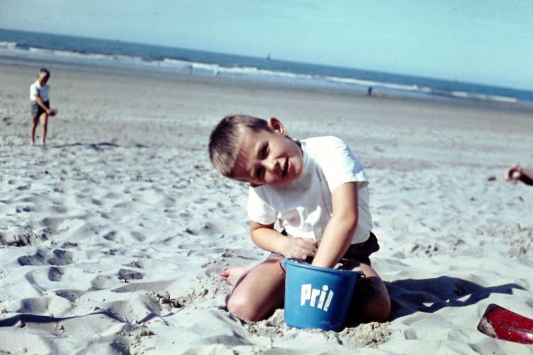 Luc Gobin als kind op het strand